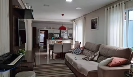 Casa Térrea com 3 Dormitórios, Escritório e Garagem para 4 Autos