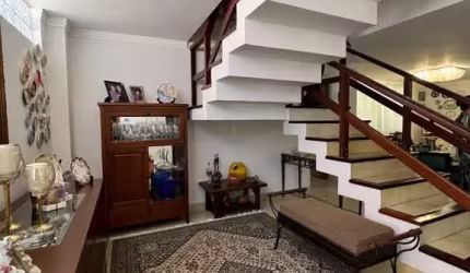 Casa em condomínio fechado com 04 dormitórios em Coqueiros.