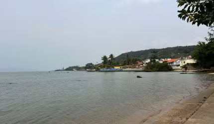 Terreno Plano de 280 m² com Vista para o Mar – Localização Privilegiada em Rua Tranquila