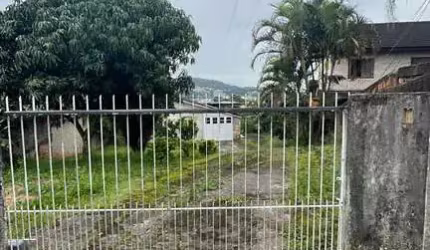Casa com 03 dormitórios, 01 suite  e 01 vagas de garagem.