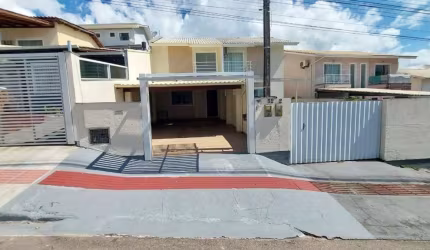 Sobrado com 2 Quartos, 3 Vagas de Garagem em São José/SC