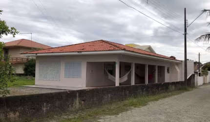 Casa com 4 quartos para alugar no Balneário Ponta do Papagaio (Ens Brito), Palhoça  por R$ 3.000
