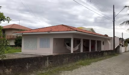 Casa com 4 quartos para alugar no Balneário Ponta do Papagaio (Ens Brito), Palhoça  por R$ 3.000