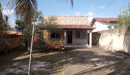 Casa em terreno amplo em Jaconé perto da rua 13