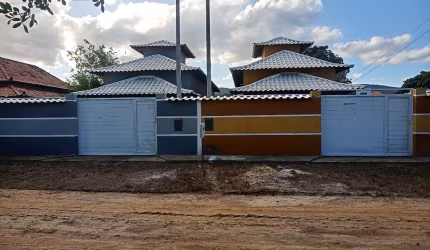 Casa em meio terreno em Jaconé