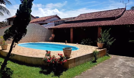 Casa com Piscina no bairro Jaconé