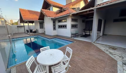 Casa com 330m², com 5 quartos, sendo 3 suítes, à venda por R$ 1.100.000 - Catolé - Campina Grande/PB
