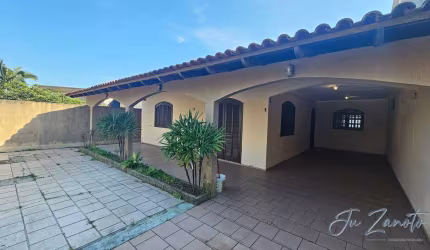 Casa Térrea há 350 m do mar com espaço para Piscina