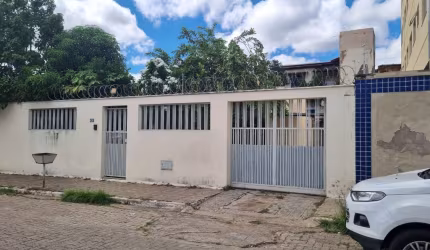 ALUGA-SE CASA ESPAÇOSA – 5 QUARTOS – BAIRRO NOSSA SENHORA DAS GRAÇAS