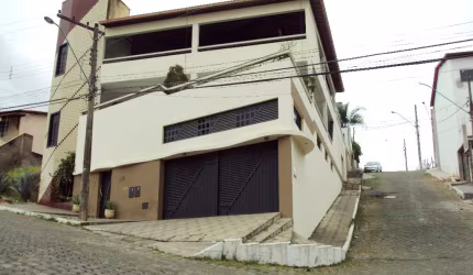 Excelente Casa na Rua Fausto Perim - Grã Duquesa