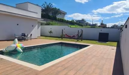 Casa em Condomínio de Alto Padrão em Itu-SP: 4 quartos, 2 suítes, 2 salas, 5 banheiros, 4 vagas de garagem, 350m² de área.