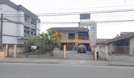 Sobrado com 226 metros quadrados de área útil à venda por R$ 650 mil no bairro Aventureiro, zona Norte de Joinville (SC)
