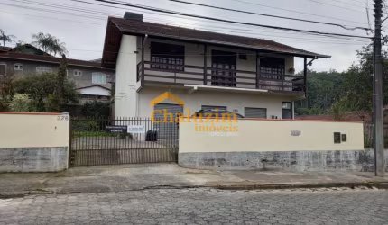 Sobrado à venda no bairro Floresta, com  210 m2 de área Útil contendo duas amplas salas comercial no térreo  Joinville, SC