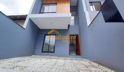 À venda no bairro Saguaçu, região central de Joinville (SC), sobrado geminado novo com 3 quartos