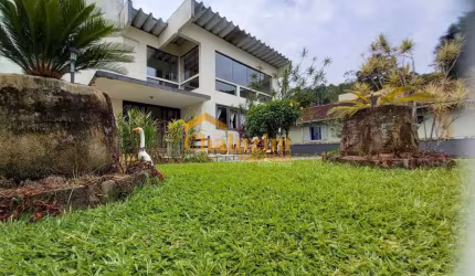 Casa com 3 suítes e 1 dormitório, 520 metros quadrados de área útil,  à venda na região central de Joinville