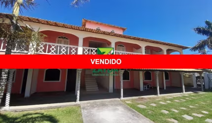 Condomínio residencial com 02 apartamentos e 06 quitinetes, na quadra da Praia, em frente a Rodovia Amaral Peixoto, no bairro Peixe Dourado I.