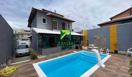 Casa duplex independente, com 02 suítes e piscina, no bairro Cidade Praiana em Rio das Ostras.