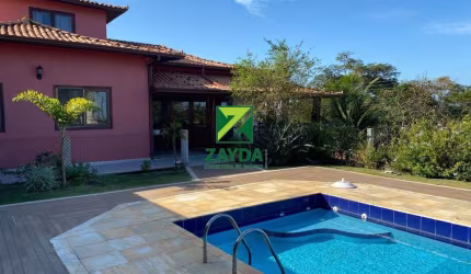 Luxuosa casa com 04 quartos e piscina, em 02 terrenos, no condomínio fechado Green Village, em Rio das Ostras.