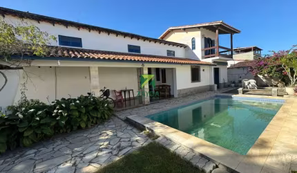 Casa com piscina e 03 quartos, no Centro de Barra de São João.