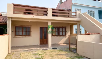 Casa com 02 quartos e quintal, na praia do Centro de Barra de São João.