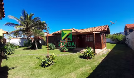 casa linear com vista para o mar, 03 quartos e amplo jardim gramado, no Bairro Peixe Dourado I em Barra de São João.