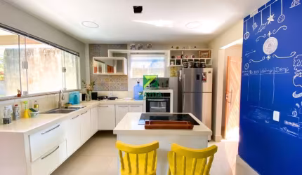 Casa à venda em Casimiro de Abreu-RJ, Santa Irene - Barra de São João, 2 quartos, 1 suíte, 1 sala, 2 banheiros, 4 vagas de garagem, 190m².