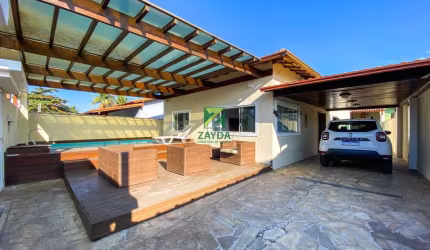Casa à venda no Centro de Barra de São João-RJ: 4 quartos, 2 suítes, 2 salas, 3 banheiros, 3 vagas de garagem, 150m²!