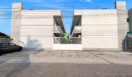 Apartamento térreo à venda na quadra da praia - Peixe Dourado I, Barra de São João-RJ! 2 quartos, sala, banheiro, vaga de garagem.