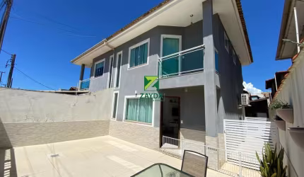 Casa Duplex Independente à Poucos Passos da Praia em Enseada das Gaivotas - Rio das Ostras: 3 Quartos, 1 Suíte, Área Gourmet com Churrasqueira e Piscina.