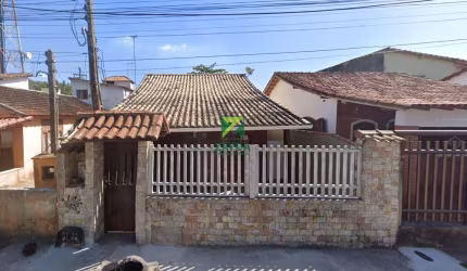 Oportunidade imperdível de casa linear com quintal à venda no Centro de Barra de São João.