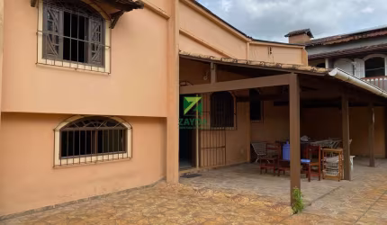 Casa Linear com 04 Quartos com Quintal na Quadra da Praia em Praia Santa Irene - Barra de São João-RJ: Imperdível!