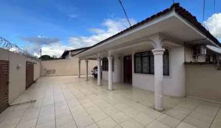 Casa para venda com 3 quartos sendo 1 suíte de 328,14 m², na T-39 - Setor Bueno