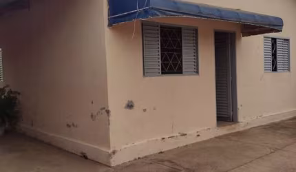 Casa de 3 quartos, sendo 1 suíte e Barracão nos fundos no Setor dos Dourados