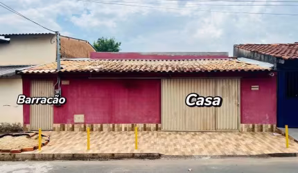 Casa com 3 quartos, 2 banheiros e um Barracão no fundo.