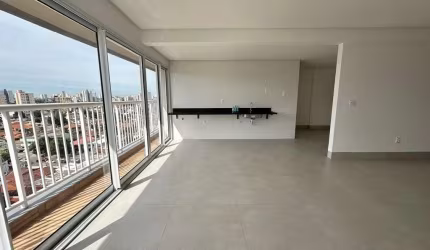 Apartamento três suítes próximo ao Parque Vaca Brava.