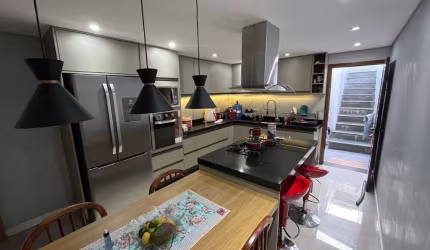 Casa a venda com 4 dormitórios em São Caetano do Sul por apenas R$ 840.000,00, Sobrado a venda com 04 dormitórios na Vila Gerty por R$ 840.000,00