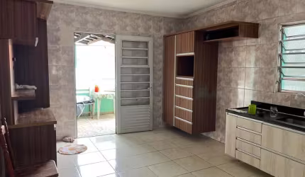 Imperdível oportunidade: Casa à venda em Santo André-SP, Parque Gerassi, 4 quartos, 2 salas, 2 banheiros, 2 vagas de garagem.