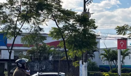 Galpão comercial para locação em São Paulo-SP, bairro Fazenda da Juta: 3 banheiros, 30 vagas de garagem, 650m² de área.