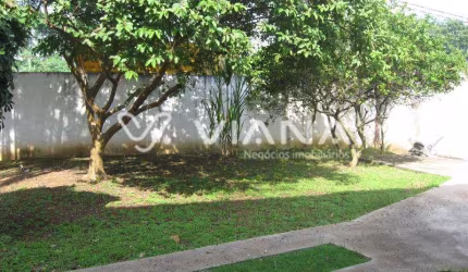 Sobrado de Uso Misto à Venda com 4 Dormitórios no Jardim São Caetano