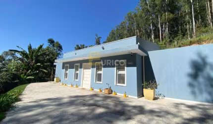 Casa térrea a venda com 3 dormitórios sendo 1 suíte, edícula e cercada de muita área verde no Condomínio Vale da Santa Fé em Vinhedo.