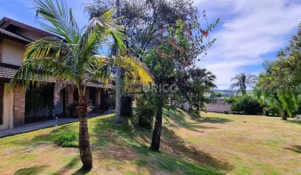 Casa a venda com 4 quartos, amplo terreno de esquina no bairro Recanto dos Canjaranas em Vinhedo .