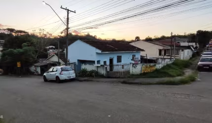 EXCELENTE TERRENO, CAMPO MAGRO, COMERIAL E RESIDENC, ESQUINA, COM 1 CASA DE ALVENARIA E 2 DE MADEIRA