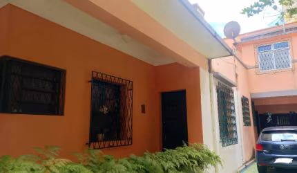 Casa com potencial para clínica , prédio comercial 445 m2 terreno - Passos MG
