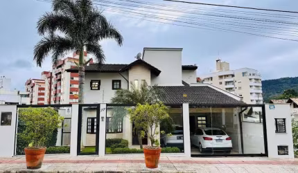 Casa para Venda em Florianópolis, Córrego Grande, 4 dormitórios, 2 suítes, 4 banheiros, 2 vagas