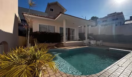Casa para Venda em Florianópolis, Canto, 3 dormitórios, 1 suíte, 5 banheiros, 7 vagas