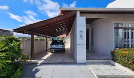 Casa para Venda em Florianópolis, Canto, 3 dormitórios, 1 suíte, 3 banheiros, 3 vagas