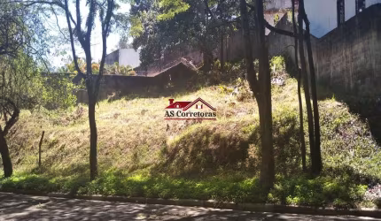 Terreno de 561 m²  em aclive à venda no Parque dos Príncipes parece uma ótima oportunidade.