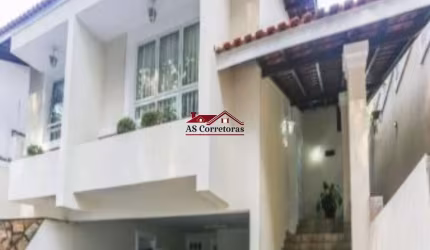 Maravilhosa casa no Parque dos Príncipes, totalmente reformada, em rua tranquila e com vista para área de preservação permanente.