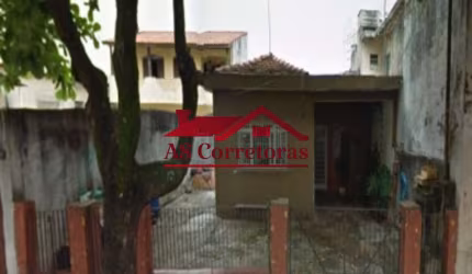 Terreno ou casa antiga que precisa de reforma para investidor.