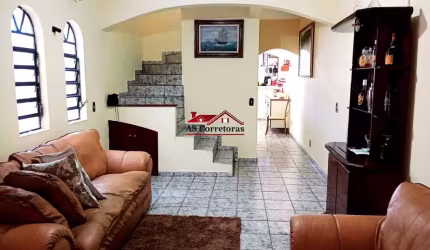 Sobrado à venda em Osasco-SP, Jaguaribe: 3 quartos, 1 suíte, 1 sala, 3 banheiros, 2 vagas de garagem, 211m² de área. Confira já!